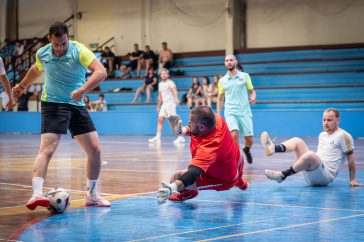 Olasz István (Pro Gym) lövését védi Maural Károly (Gallicoop).