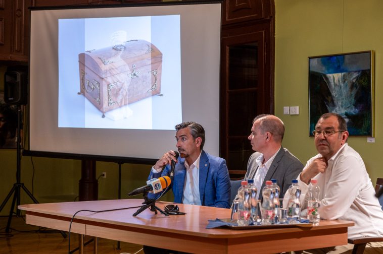 A Sisi-kiállítás sajtótájékoztatójátt június 23-án, hétfőn délelőtt tartották. A képen dr. Ujváry Tamás, a Gödöllői Királyi Kastély ügyvezető igazgatója, Hodálik Pál Szarvas város polgármestere és Szarka József, a Tessedik Sámuel Múzeum megbízott igazgatója, a kivetítőn Sisi kincsesládáján áttűnő alakja látható.