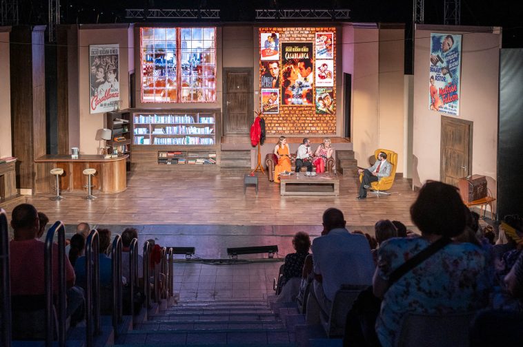 A "Játszd újra, Sam!" volt a XIV. Magyar Teátrum Nyári Fesztiváljának negyedik versenyelőadása.