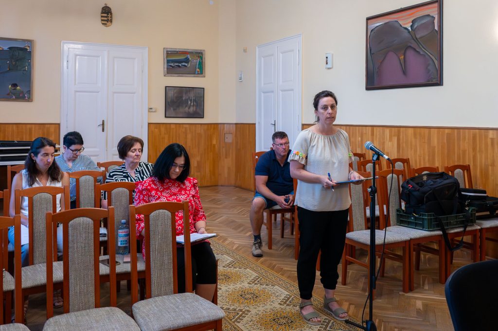 A helyi esélyegyenlőségi program felülvizsgálatáról Brachnáné Saskőy Henriette aljegyző számolt be.