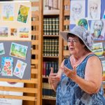 Rómer Ilona a Városi Könyvtárban rendezett kiállítás megnyitóján 2025. június 4-én.