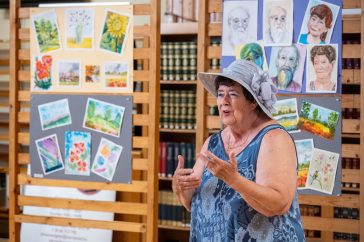 Rómer Ilona a Városi Könyvtárban rendezett kiállítás megnyitóján 2025. június 4-én.