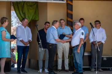 A 25 éve alakult csabacsűdi polgárőrség nevében annak vezetője, Szloszjár János vett át elismerést.