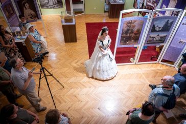 A Sisire megszólalásig hasonlító Berta Blanka, a Gödöllői Királyi Kastély főállású Sisije.