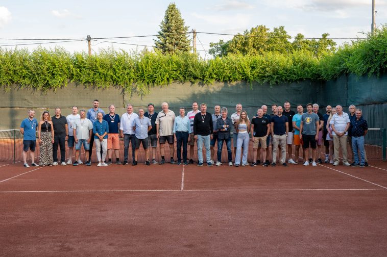 A 9. Füzeskerti Teniszbajnokság résztvevői.