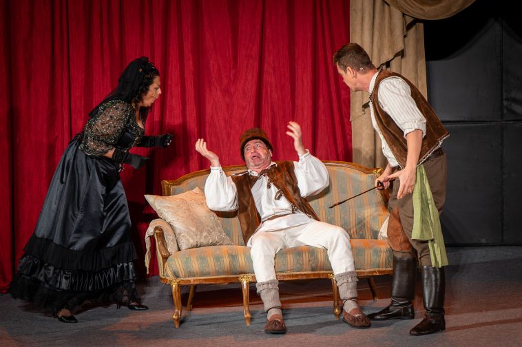 Nyári Beáta, Király Adrián és Boronyák Gergely Csehov Medvéjében a Cervinus Művészeti Fesztivál 2025 második játéknapján.