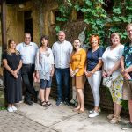 Az első csapat és a szervezők az Óz, a csodák csodája sajtónyilvános bemutatóján.