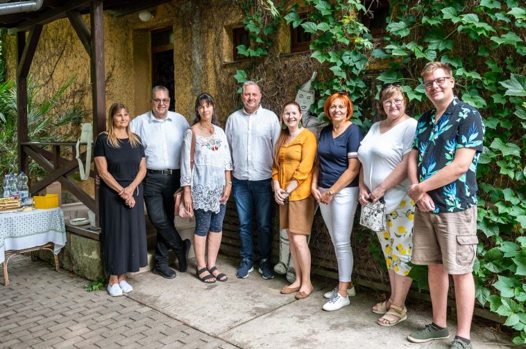 Az első csapat és a szervezők az Óz, a csodák csodája sajtónyilvános bemutatóján.