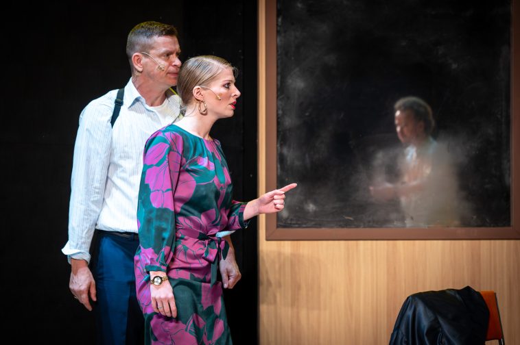 Boronyák Gergely, Tatár Bianka és a tükörben Ragány Misa az Argentin tangóban.