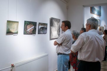 Látogatók Baráth Nóra kiállításának megnyitóján.