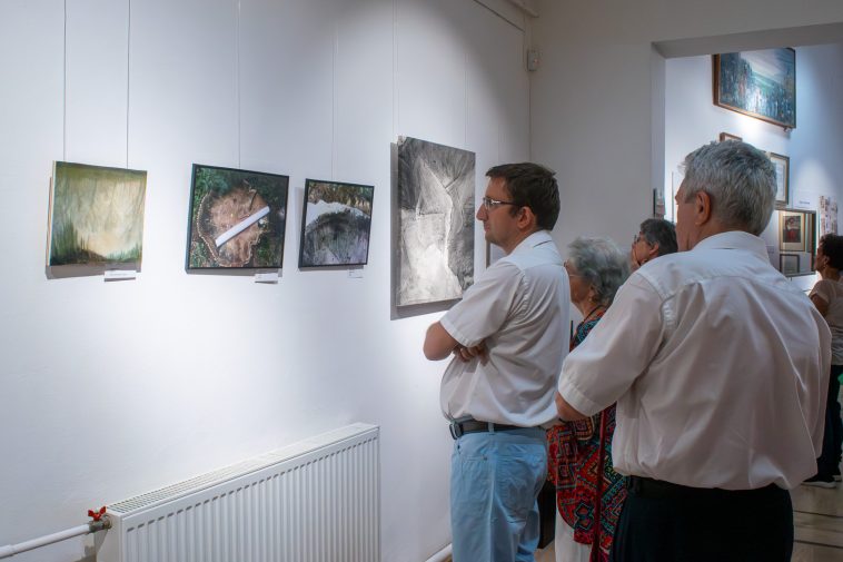 Látogatók Baráth Nóra kiállításának megnyitóján.