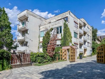 A Bolza sétány 1. sz. alatti 12 lakásos épület igen jó fekvésű és a lakáskiosztása is igen jónak mondható.