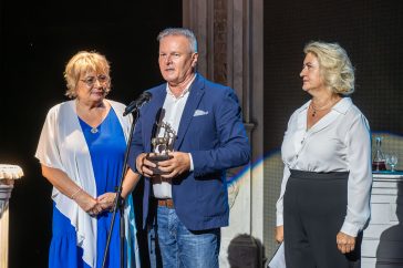 Závogyán Judit, a Szarvasért Alapítvány elnöke, dr. Melis János, Szarvas város nyugalmazott címzetes főjegyzője és Petneházi Andrea kuratóriumi tag a 2025. július 23-i átadón.