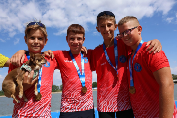 A Kajak-kenu Club Szarvas aranyérmes MK4-es egysége, Bajusz Bende, Szilágyi László, Boros Kende, Bracsok Balázs kabalakutyájukkal. Edzőjük: Krajcsovicz Magdolna.