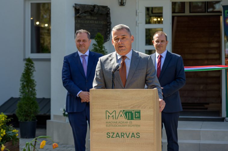 Dr. Gyuricza Csaba köszöntőt mond a MATE megújult szarvasi Tudásközpontjának átadóján 2025. április 16-án.