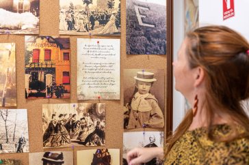 Hegedűs Éva mutatja be a sajtó képviselőinek a játék egy tablóját.