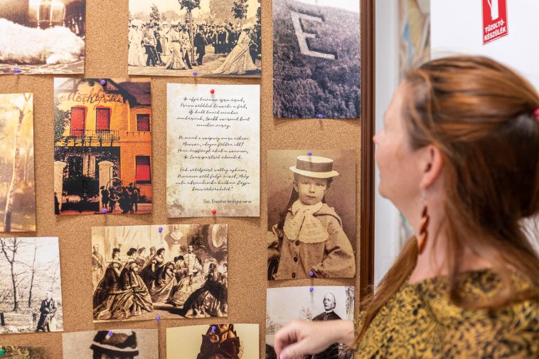 Hegedűs Éva mutatja be a sajtó képviselőinek a játék egy tablóját.