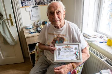 Papp Laci bácsi a Jubileumi Ezüst Emlékkereszttel.