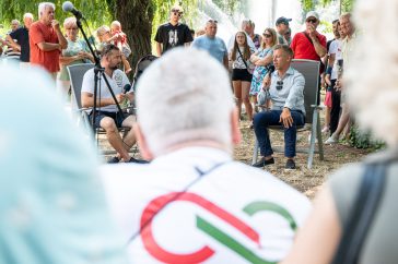 Magyar Péter beszélgetőtársa Gombár Dávid volt a Tisza országjárásának szarvasi állomásán.