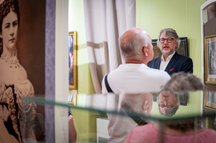 Bősze Ádám tartott szubjektív tárlatvezetést a Tessedik Sámuel Múzeumban 2025. augusztus 9-én.