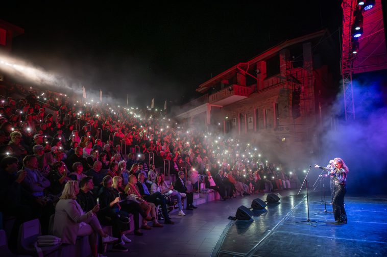 A Dívák léptek fel a Szarvasi Vízi Színház 2025-ös nyári évadát lezáró díjátadó gálán.