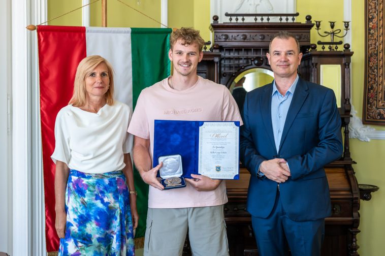 Dr. Kepenyes Edit jegyző, Keller Gergő és Hodálik Pál polgármester a pótlólagos díjátadón.