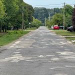 A Móra Ferenc utca 427,51 méteres toldozott-foldozott aszfaltburkolatát teljes egészében felmarják és két rétegben újraaszfaltozzák.