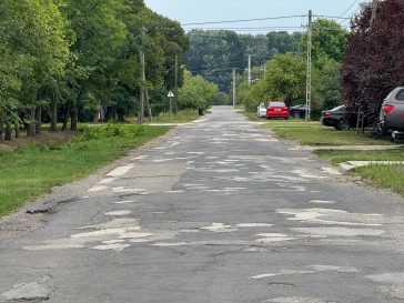 A Móra Ferenc utca 427,51 méteres toldozott-foldozott aszfaltburkolatát teljes egészében felmarják és két rétegben újraaszfaltozzák.