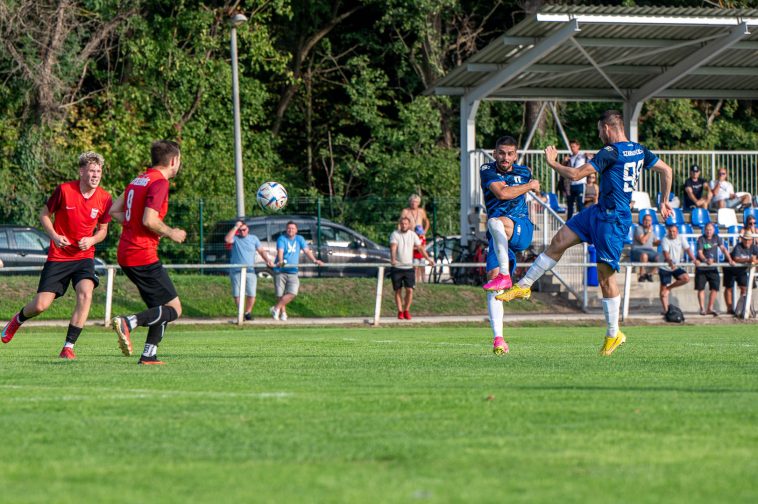 Barna Viktor 17. percben lőtt gólja. Ha neki nem is jött volna lábra, pozícióban volt Sindel Roland is.