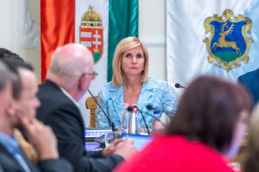 Horváthné dr. Kepenyes Edit jegyző Szarvas Város Képviselőtestülete 2025. szeptember 18-i ülésén.