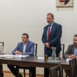 Oláh Margit Erika zászlós, Molnár Sándor alezredes, a Szarvasi Rendőrkapitányság vezetője, Kovács Mátyás, a Szarvasi KEF elnöke, valamint Bartolák Csaba alpolgármester a 2025. szeptember 24-én tartott ülésen.