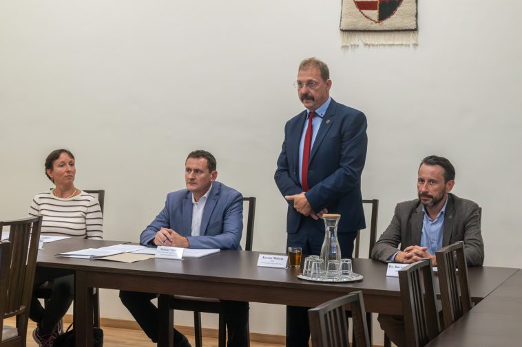 Oláh Margit Erika zászlós, Molnár Sándor alezredes, a Szarvasi Rendőrkapitányság vezetője, Kovács Mátyás, a Szarvasi KEF elnöke, valamint Bartolák Csaba alpolgármester a 2025. szeptember 24-én tartott ülésen.