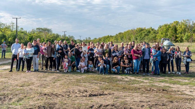 Az idei újszülöttek, szüleik, nagyszüleik.