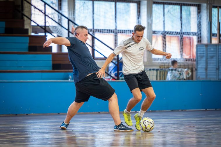 Bagi Ádám (kék, KORMIX) és Csipai Márk (Hooligans) csatája.