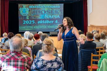 Balog Tímea színművész az idősek köszöntésén Békésszentandráson.