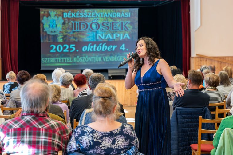 Balog Tímea színművész az idősek köszöntésén Békésszentandráson.