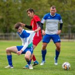 Farkas Zsombor rúgta a csabacsűdiek második gólját. Itt éppen Vágási Tamás (pirosban) szeretne vele mezt cserélni.