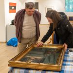 Ván Hajnalka, a múzeum művészettörténésze a becsüs munkájáról beszélt, és behozott képekkel illusztrálta, hogyan alakul ki egy-egy értékbecslés.