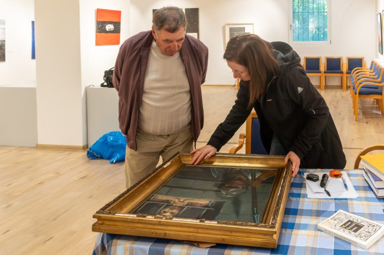 Ván Hajnalka, a múzeum művészettörténésze a becsüs munkájáról beszélt, és behozott képekkel illusztrálta, hogyan alakul ki egy-egy értékbecslés.