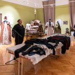 Urbancsokné Pljesovszky Ildikó a korabeli szarvasi viseleteket ismertette részletekbe menően szombat délután a múzeumban megjelentek téma iránt érdeklődők számára.