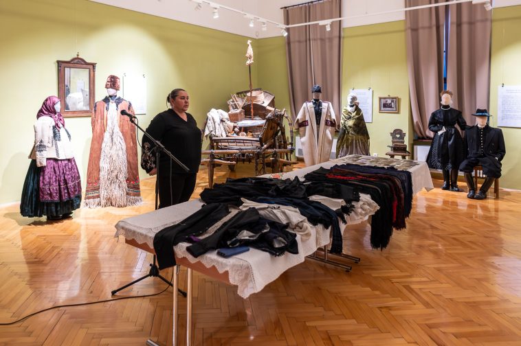 Urbancsokné Pljesovszky Ildikó a korabeli szarvasi viseleteket ismertette részletekbe menően szombat délután a múzeumban megjelentek téma iránt érdeklődők számára.