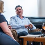 Hartay Csabával Bődi Etelka beszélget a Tessedik Sámuel Múzeumban 2022. május 14-én.