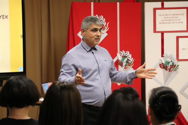 Dr. Kelemen Lajos előadásának fókuszában az okoseszközök használatának hatása a személyiségfejlődésre állt.