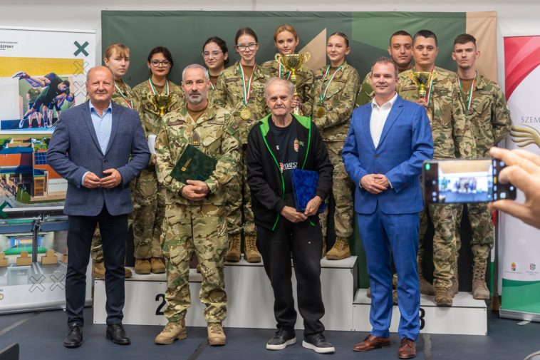 Simicskó István és Hodálik Pál átadták a Szemere Miklós Alapítvány díját Fest Attila asztalitenisz-edzőnek, a Honvédelmi Sportszövetség kitüntetésének bronz fokozatát pedig Fonád Zoltán gimnáziumi tanárnak.