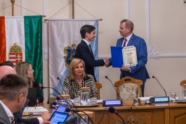 Szántosi Dávid átveszi kitüntető