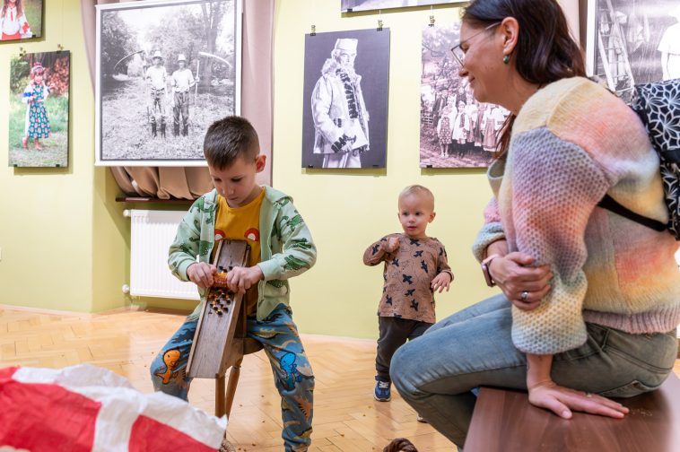 A kukorica morzsolást is ki lehetett próbálni a Tessedik Sámuel Múzeum Márton-napi családi délutánján.