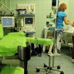 Az ideiglenes szülészeti műtőben rendezik a szükséges eszközöket.