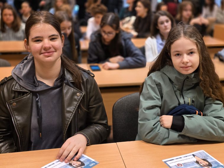 Demcsák Andrea (7. évfolyam) és Bartha Nikolett (8. évfolyam) képviselte a GFE Szarvasi Gyakorlót a XX. TELC Vármegyei Angol Versenyen.