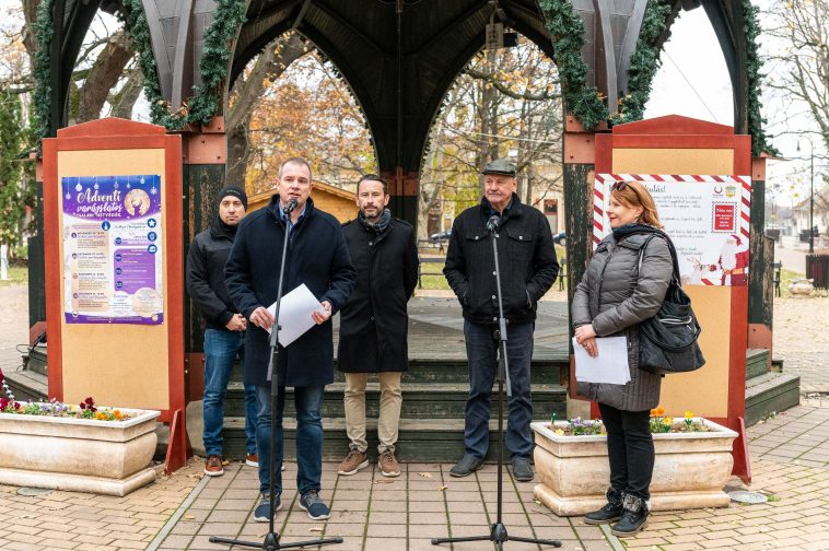 Hodálik Pál polgármester és dr. Dósa Zsuzsa, a Cervinus Teátrum ügyvezetője tartott sajtótájékoztatót a 2025-ös adventi rendezvényekről 2025. november 24-én.