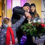 Az első szerencsés, akit kisorsoltak az adventi gyertya meggyújtására, Jansik-Mezei Alexandra ás családja volt.
